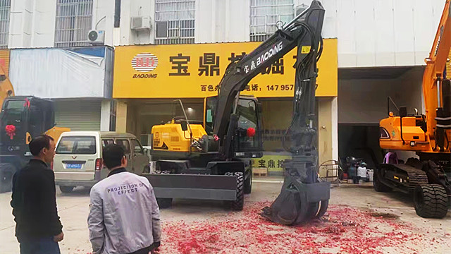 廣西百色銷售寶鼎95抓木機交付現場 廣西百色銷售寶鼎95抓木機交付現場